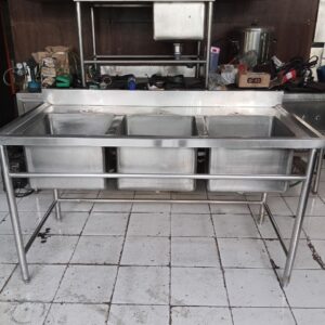Sink stainless steel 3 lubang premium ukuran 150x75x85 cm dengan bak cuci 40x40x30 cm untuk dapur restoran, catering, laundry, dan usaha kuliner.