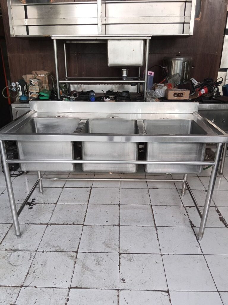 Sink stainless steel 3 lubang premium ukuran 150x75x85 cm dengan bak cuci 40x40x30 cm untuk dapur restoran, catering, laundry, dan usaha kuliner.