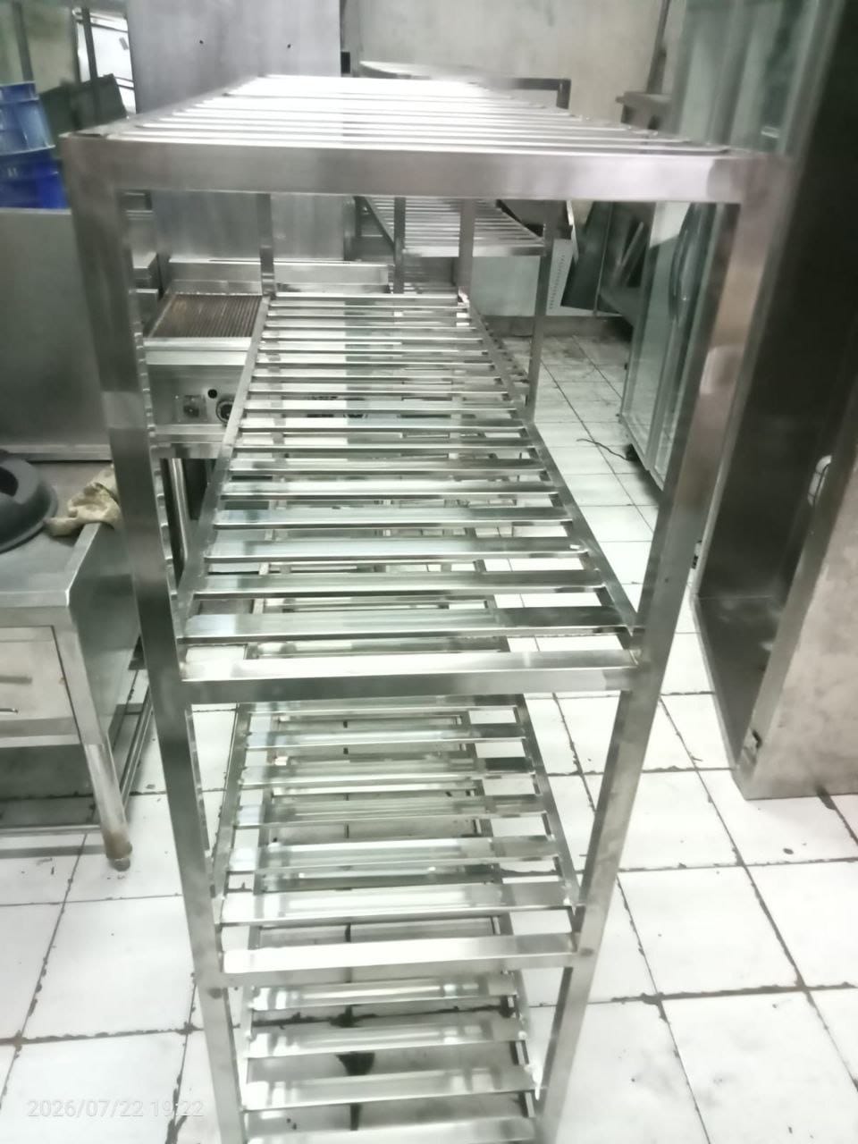 Rak penyimpanan stainless steel 4 tingkat ukuran 150x50x150 cm kondisi baru belum pernah dipakai, cocok untuk dapur profesional.
