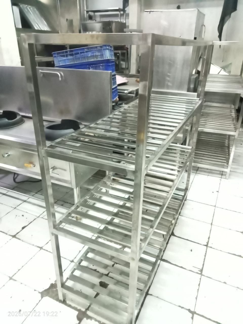 Rak stainless steel empat susun dengan desain jari-jari peniris berbahan stainless tebal untuk penyimpanan peralatan dan bahan makanan.