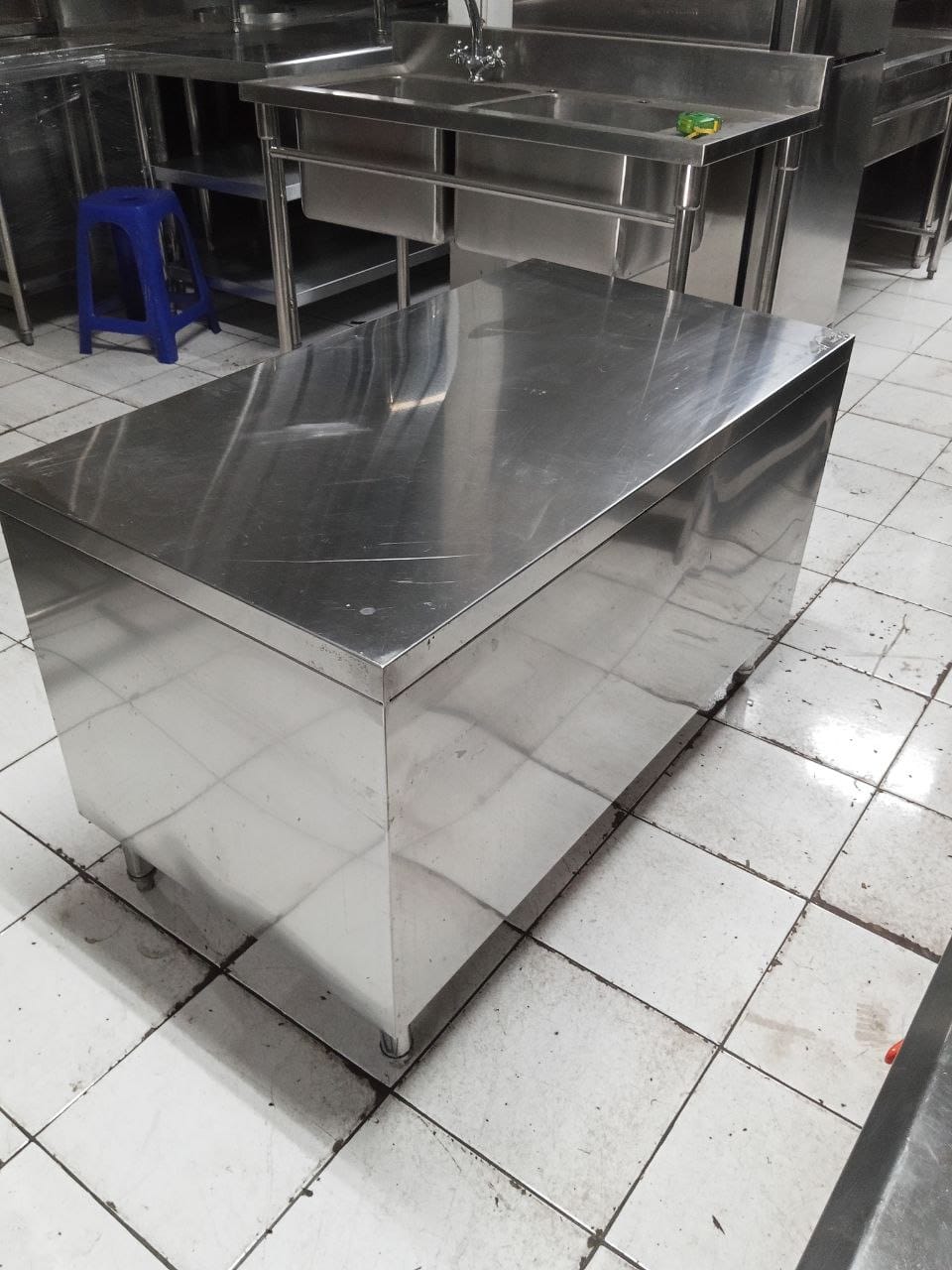 Kabinet meja kompor stainless steel ukuran 110x60x68 cm kondisi ex Janji Jiwa dengan ruang penyimpanan yang luas.