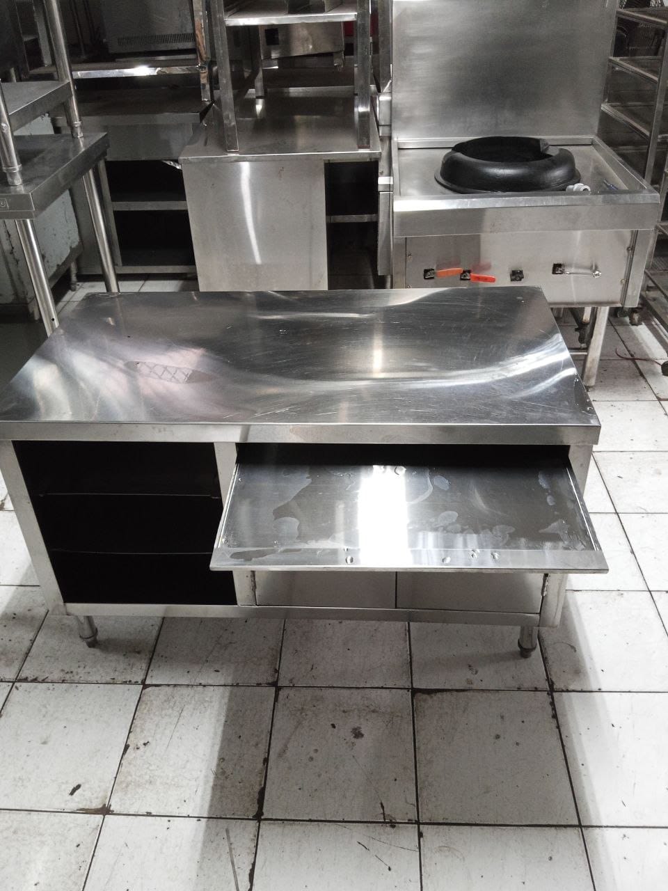 Meja kompor stainless steel dengan kabinet pintu swing berbahan stainless berkualitas untuk dapur komersial dan UMKM.