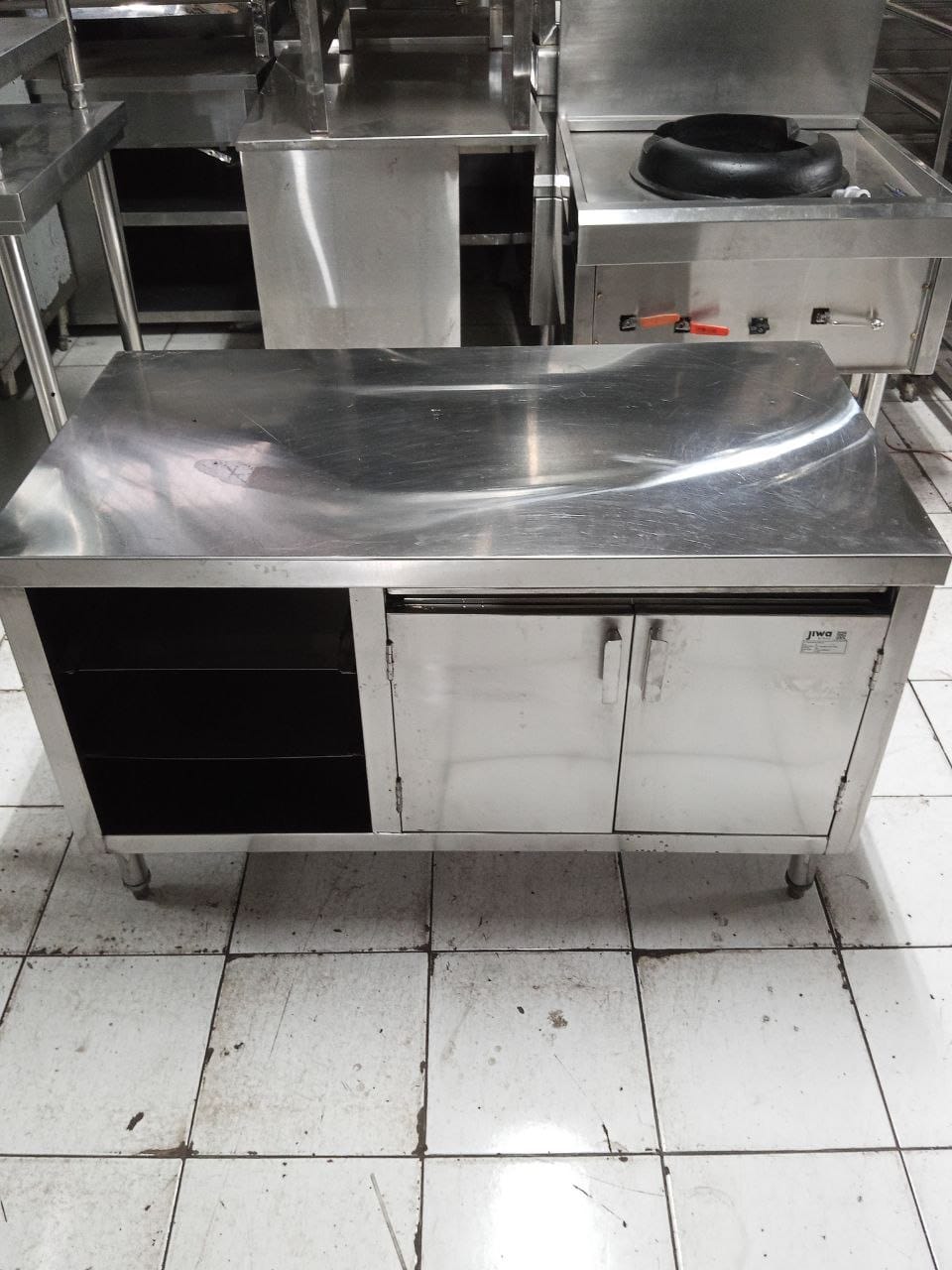 Kabinet meja kompor stainless steel pintu swing ukuran 110x60x68 cm untuk restoran, cafe, catering, dan usaha kuliner.