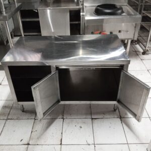 Meja kompor stainless steel pintu swing kokoh dan higienis untuk restoran, coffee shop, hotel, dan dapur profesional.