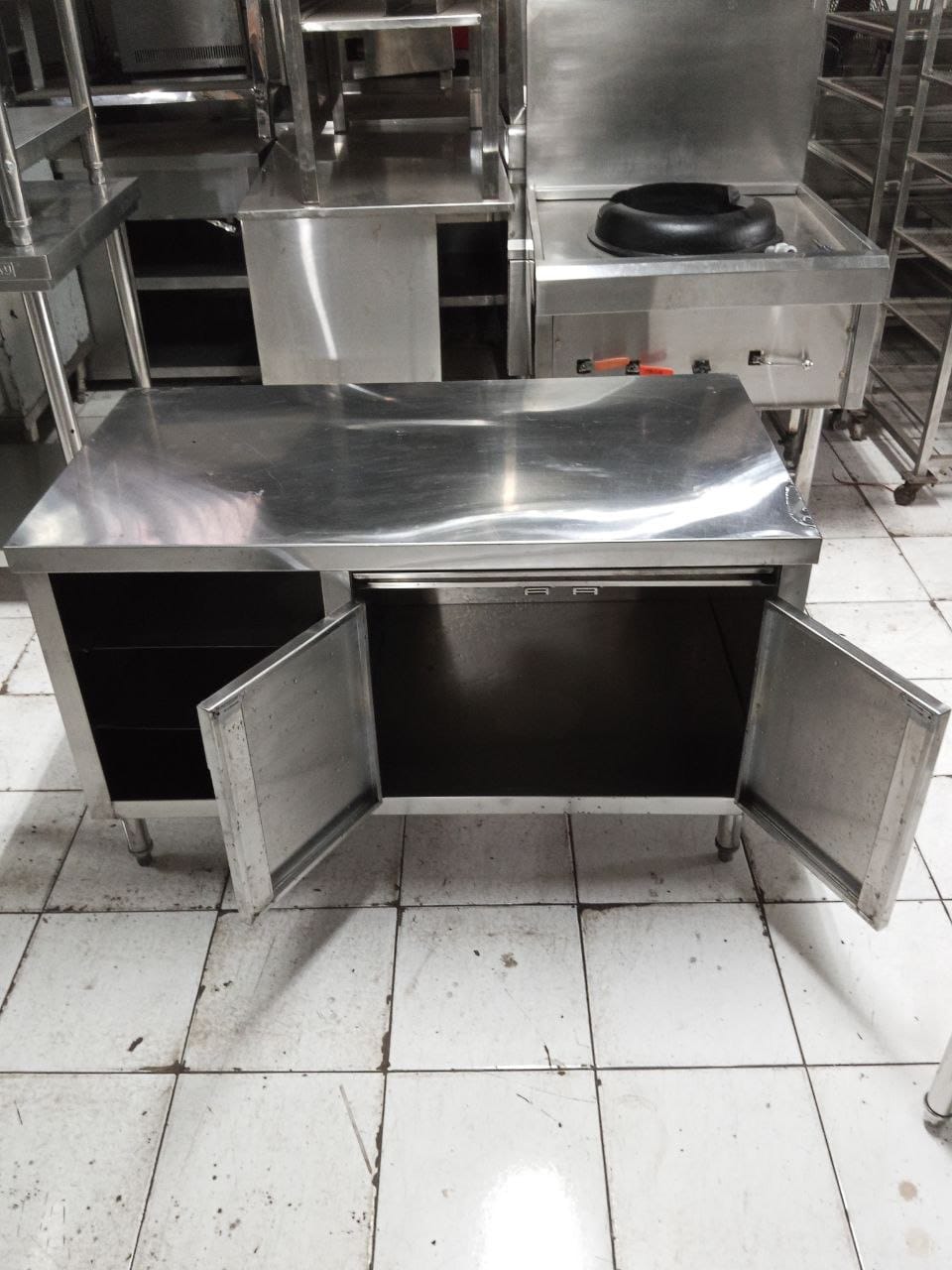 Meja kompor stainless steel pintu swing kokoh dan higienis untuk restoran, coffee shop, hotel, dan dapur profesional.