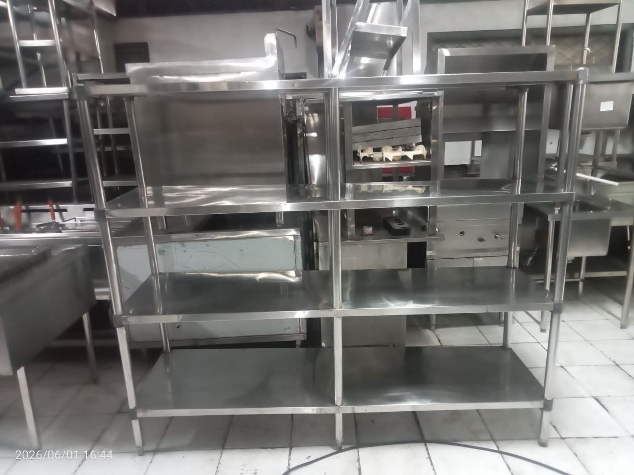 Rak stainless steel 4 susun ukuran 180x50x155 cm untuk penyimpanan peralatan dapur restoran, hotel, catering, dan cafe.