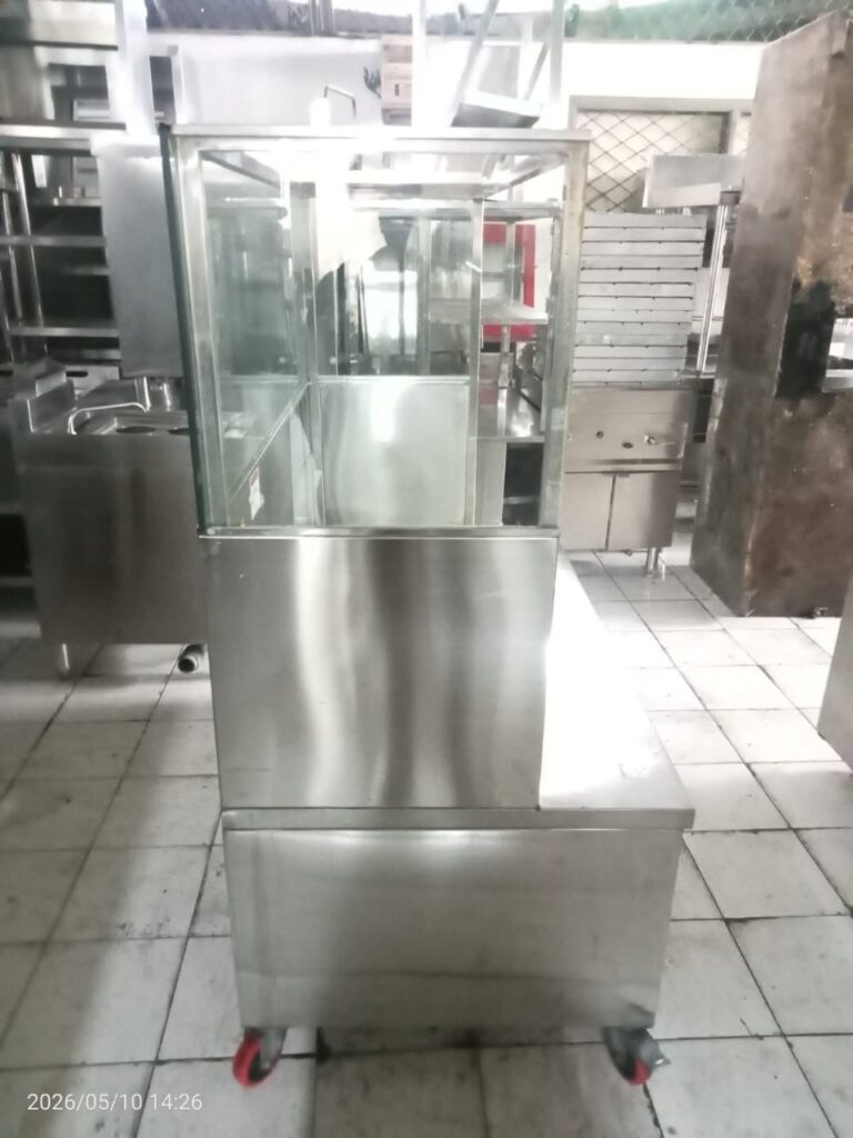 Kabinet etalase stainless steel ukuran 140x75x60 cm yang kokoh dan higienis untuk restoran, hotel, dan coffee shop.
