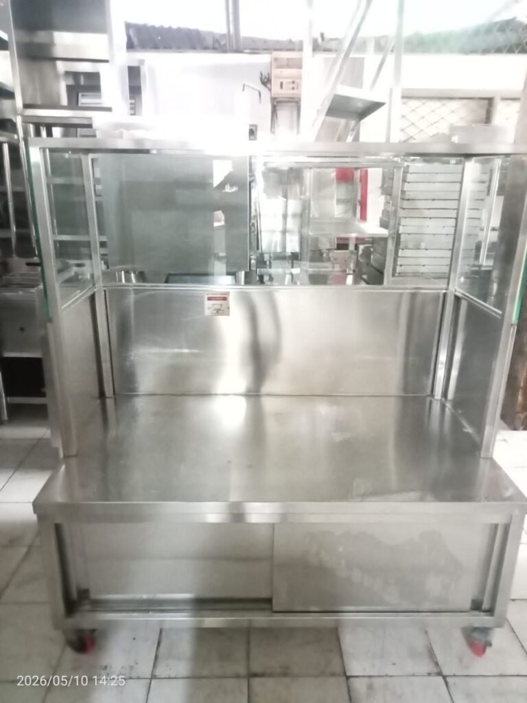 Meja kabinet etalase stainless steel dengan rak display atas berbahan stainless steel berkualitas untuk usaha kuliner.