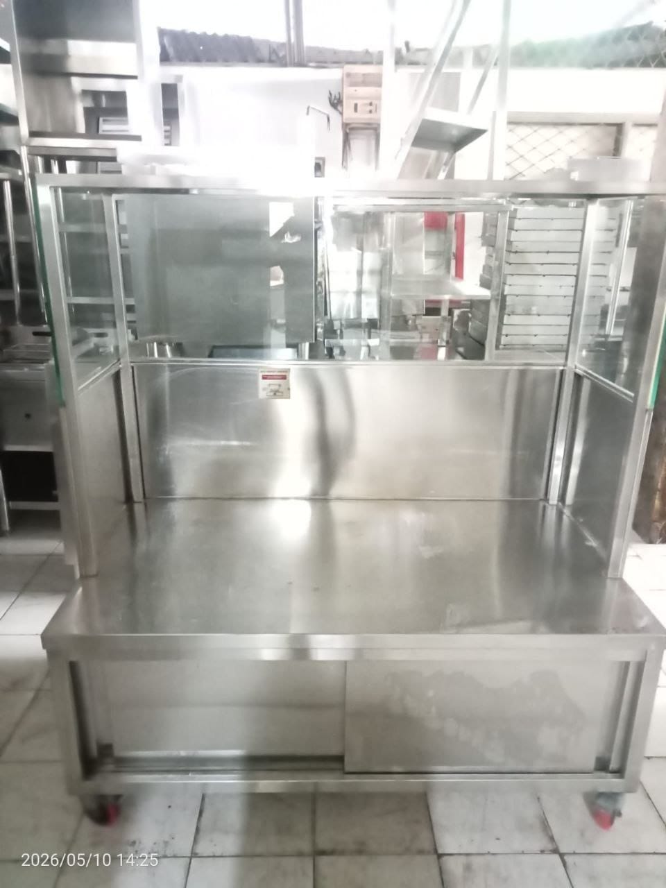 Meja kabinet etalase stainless steel dengan rak display atas berbahan stainless steel berkualitas untuk usaha kuliner.