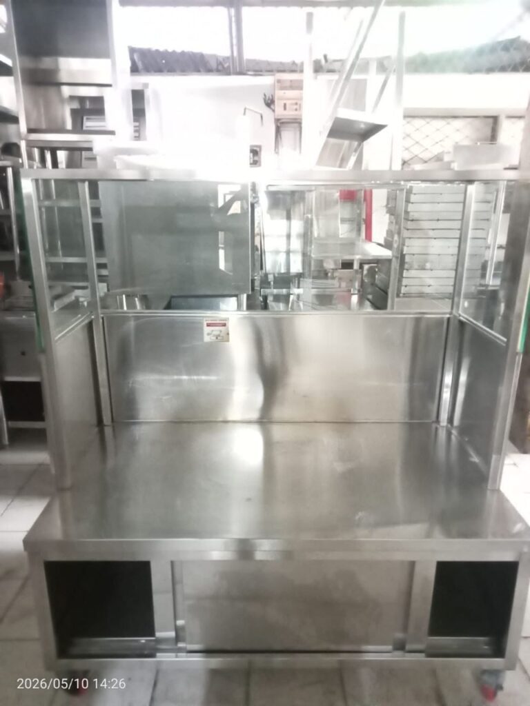 Kabinet etalase stainless steel ukuran 140x75x60 cm untuk restoran, cafe, bakery, catering, dan dapur komersial.