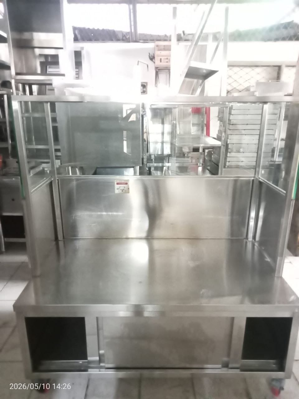 Kabinet etalase stainless steel ukuran 140x75x60 cm untuk restoran, cafe, bakery, catering, dan dapur komersial.