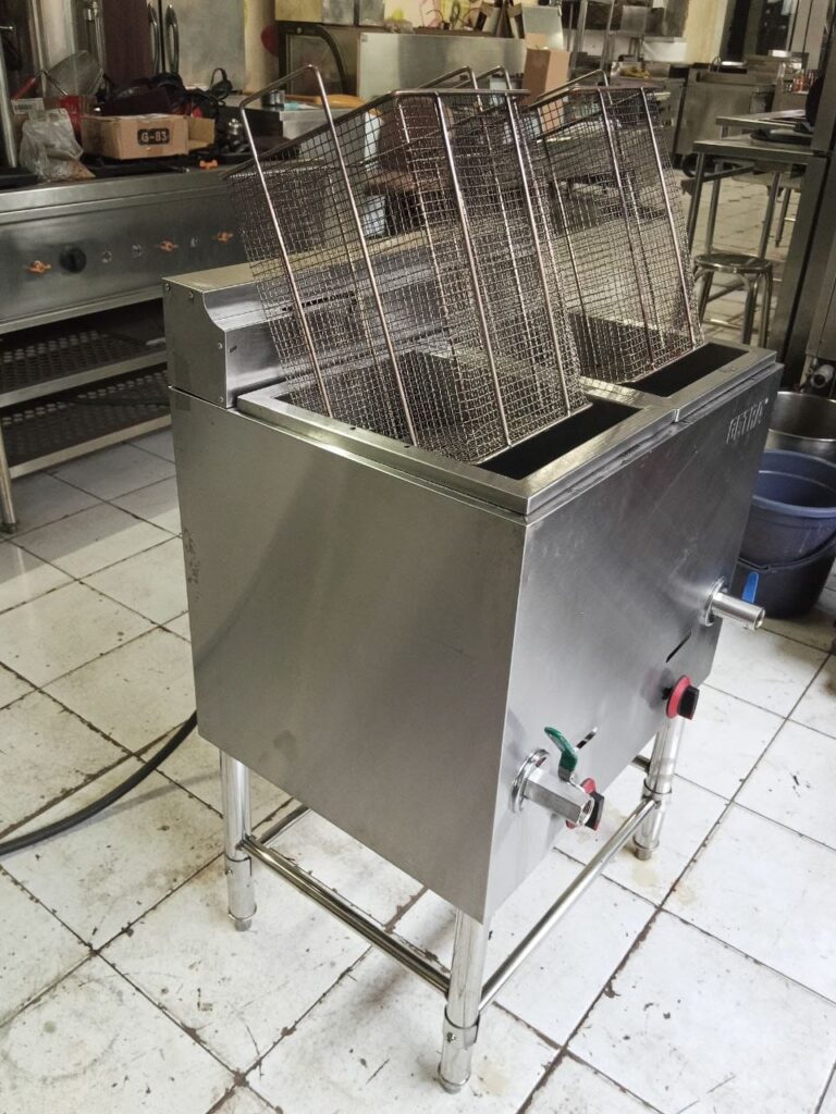 Deep fryer gas 2 tank kapasitas 14+14 liter berbahan stainless steel untuk restoran, cafe, fried chicken, dan UMKM kuliner.