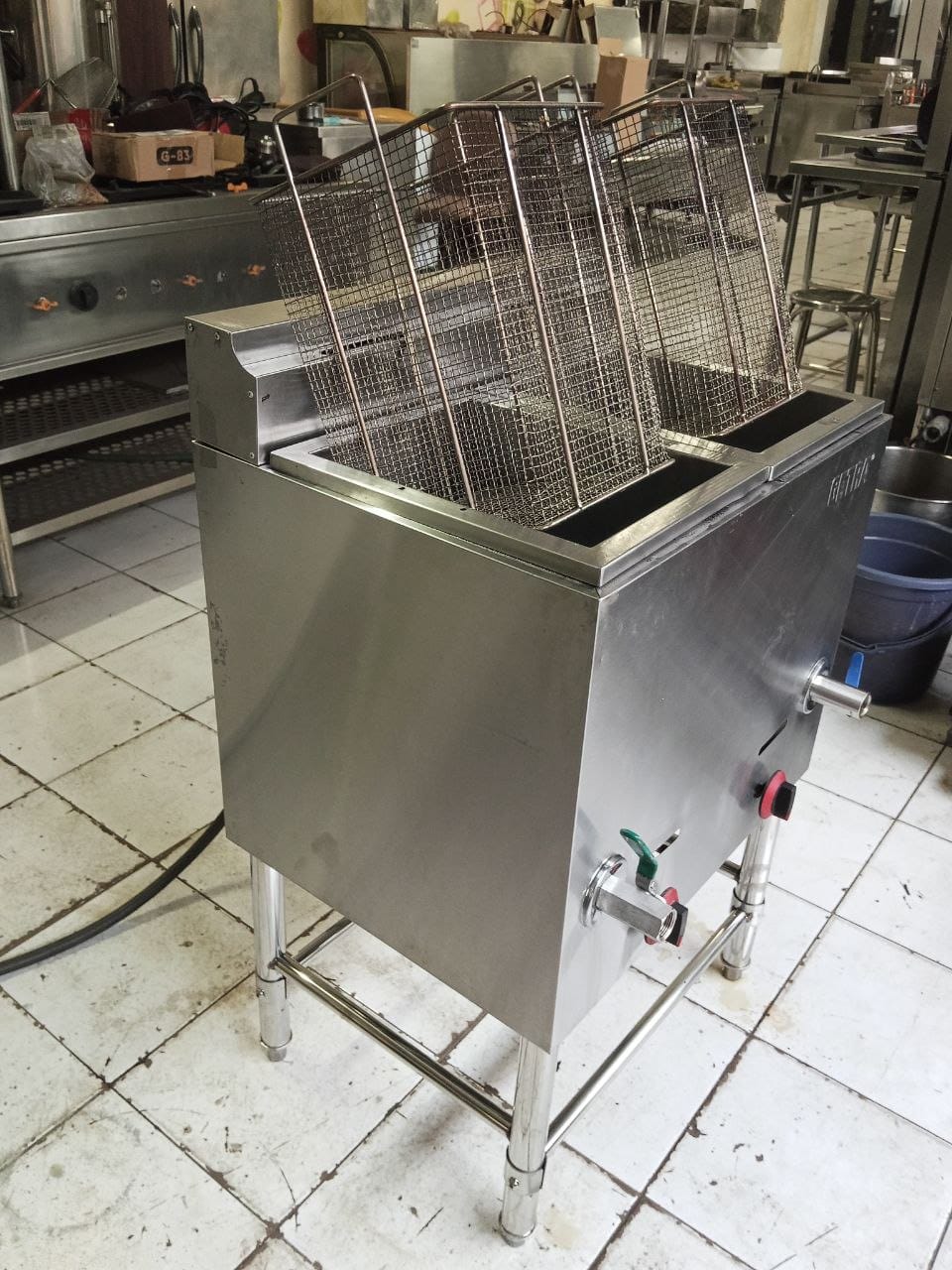 Deep fryer gas 2 tank kapasitas 14+14 liter berbahan stainless steel untuk restoran, cafe, fried chicken, dan UMKM kuliner.