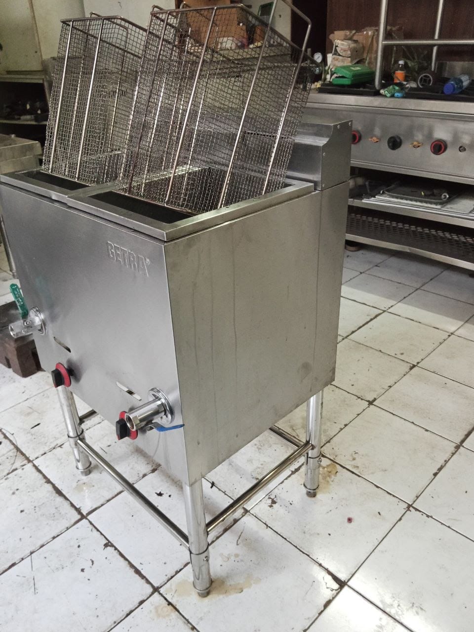 Mesin deep fryer stainless steel dua tangki ukuran 58x45x85 cm dengan kapasitas besar untuk usaha makanan.