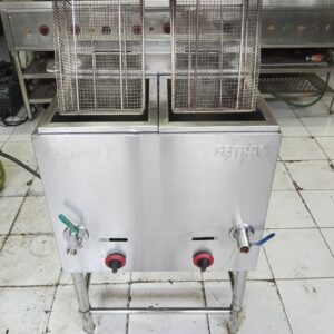 Deep fryer gas 2 tank stainless steel kapasitas 28 liter total untuk menggoreng ayam, kentang, seafood, dan camilan.