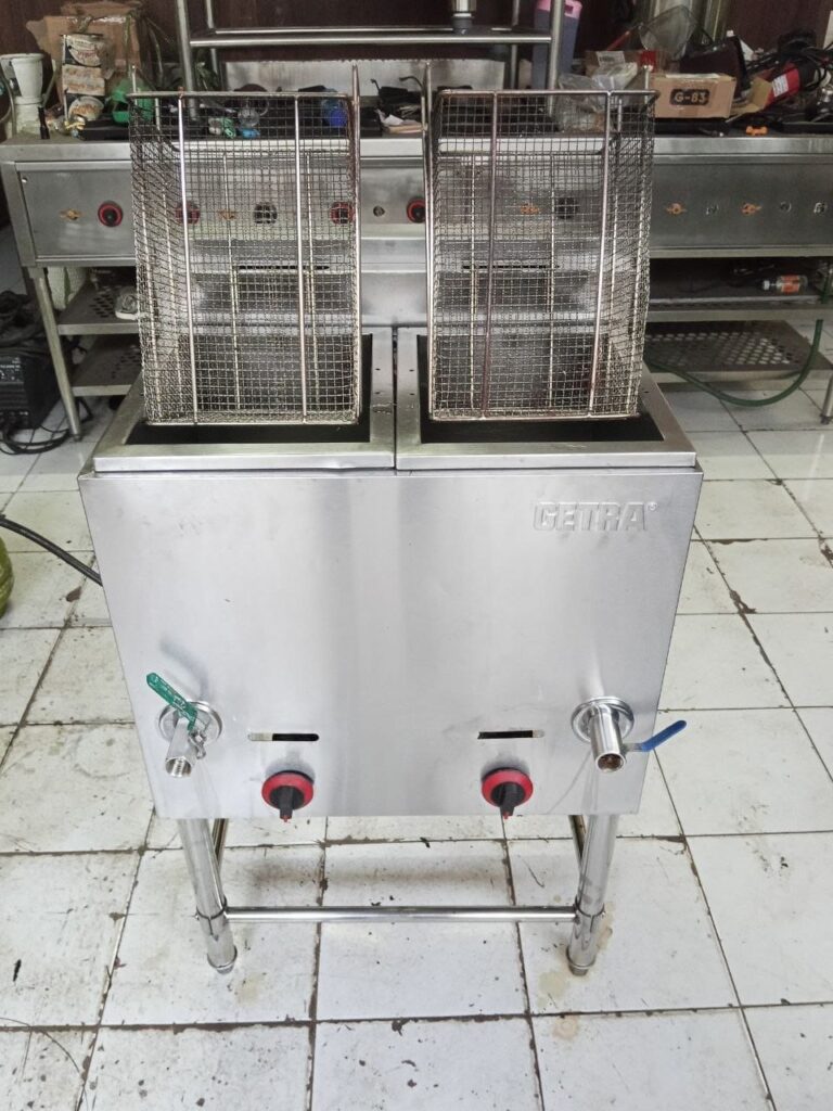 Deep fryer gas 2 tank stainless steel kapasitas 28 liter total untuk menggoreng ayam, kentang, seafood, dan camilan.