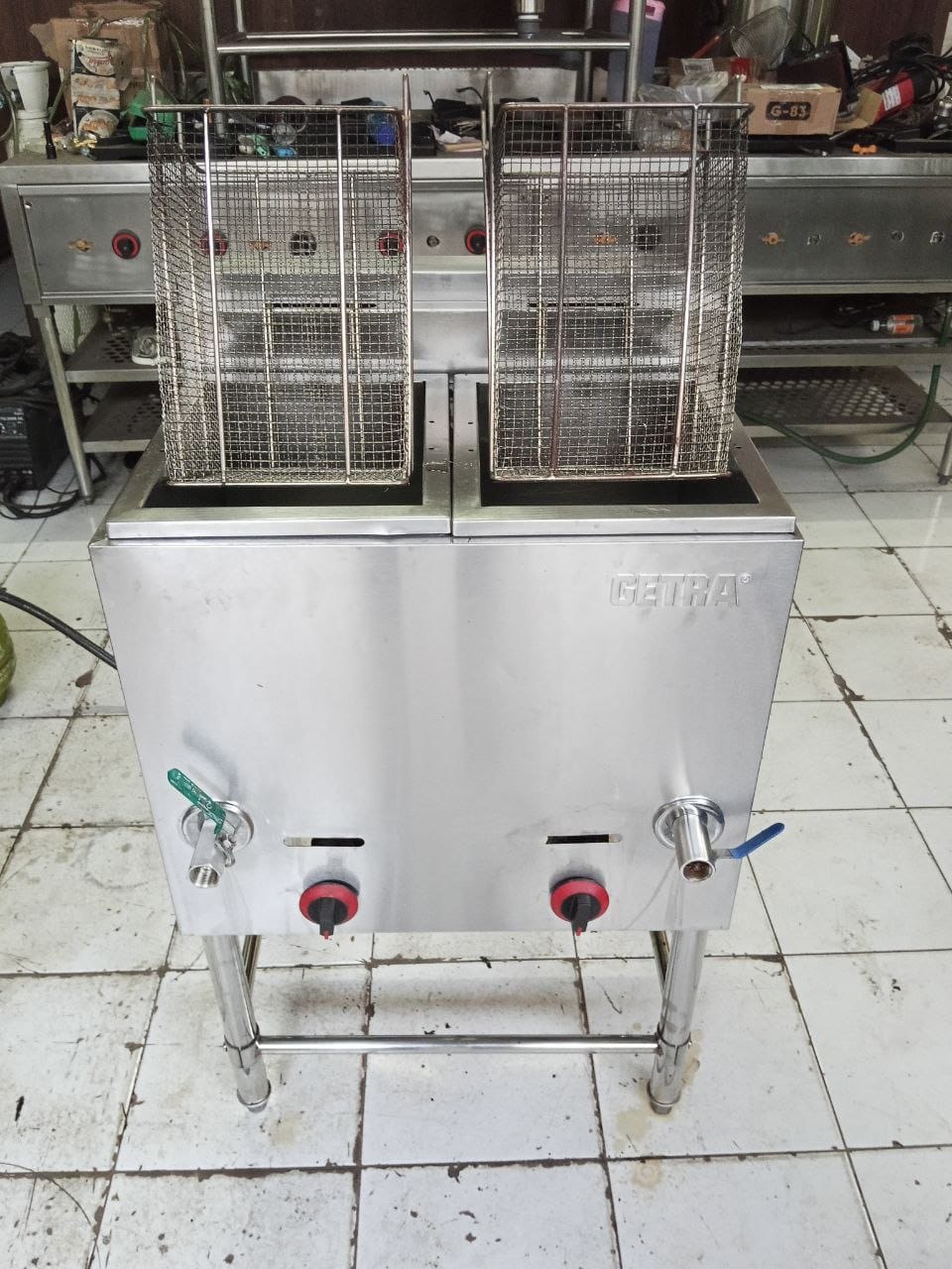 Deep fryer gas 2 tank stainless steel kapasitas 28 liter total untuk menggoreng ayam, kentang, seafood, dan camilan.