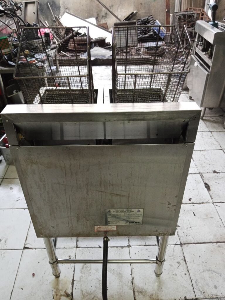 Deep fryer stainless steel dua tangki kapasitas 14 liter per tank untuk restoran, hotel, catering, dan food court.