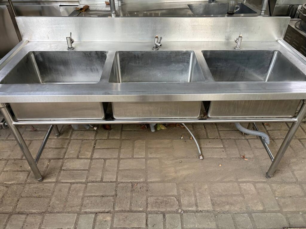 Sink stainless 3 lubang ukuran 180x70x80 cm produksi Sakha Steel.