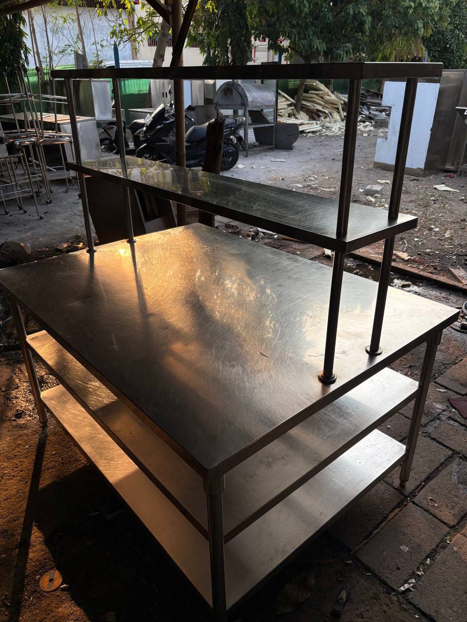 Meja Stainless Steel 3 Susun Upper dengan Rak Penyimpanan
