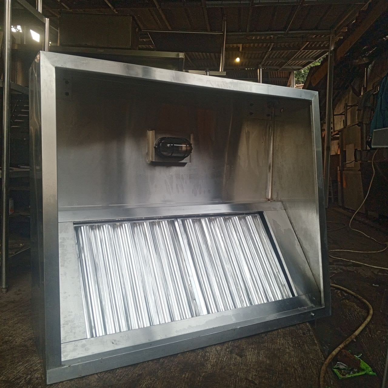 Hood filter stainless untuk dapur restoran dengan rumah lampu