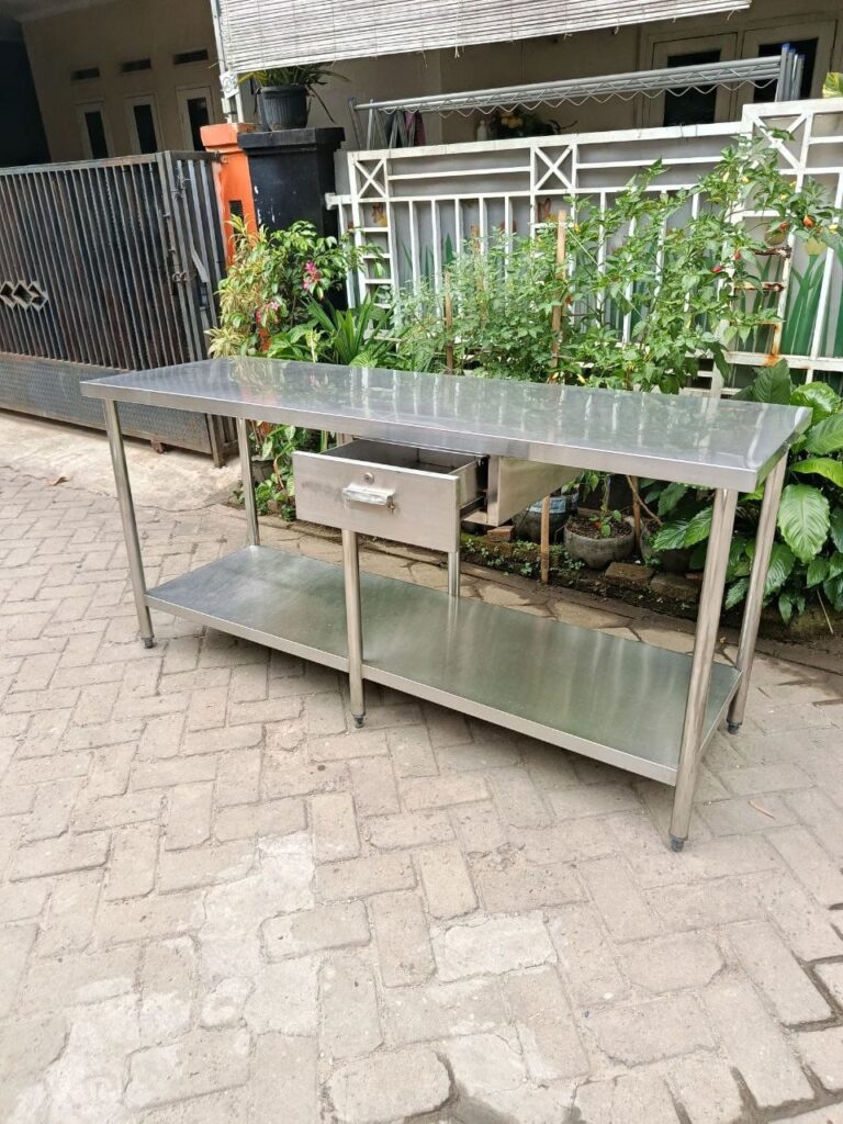 Meja kerja stainless dengan laci dan rak bawah untuk dapur restoran