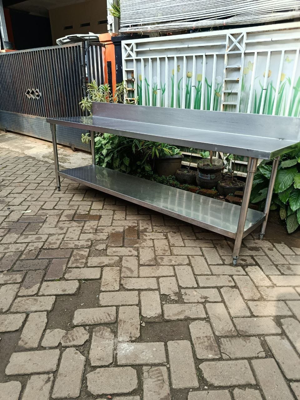 Meja dapur stainless 210 cm dengan rak bawah dan backsplash