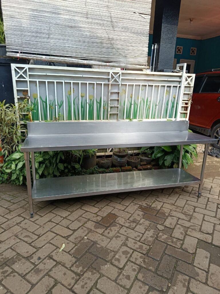 Meja kerja stainless 2 susun dengan backsplash untuk dapur restoran
